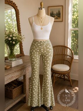🌼 Charlotte Russe Sage Green Daisy Flare Pants 🌼 L